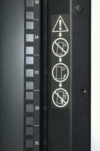 RACK:NetShelter SX 42U w/sides Black