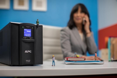 APC Smart-UPS C 1000VA LCD 230V with SC